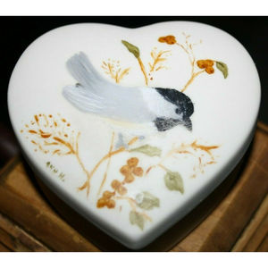 VINTAGE ANN H HAND PAINTED & SIGNED HEART TRINKET BOX WITH A BIRD 4X4 GUC